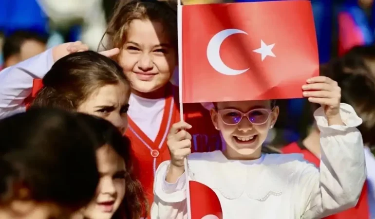 Okullarda İkinci Dönem Başladı İlk Ders Bayrak Sevgisi