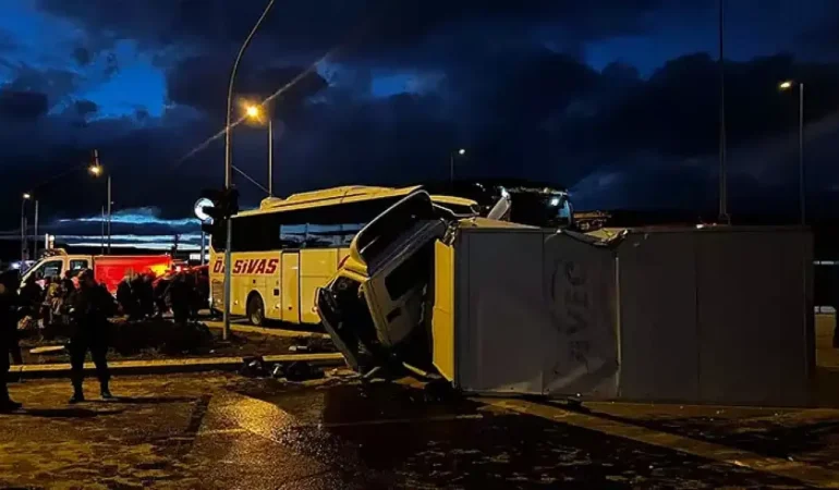 Yolcu otobüsü ile kamyonet çarpıştı: 5 yaralı