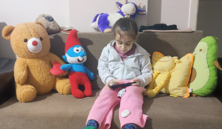 5 yaşındaki Polen, 2 yıldır burnunda tırnak makası zinciriyle yaşamış
