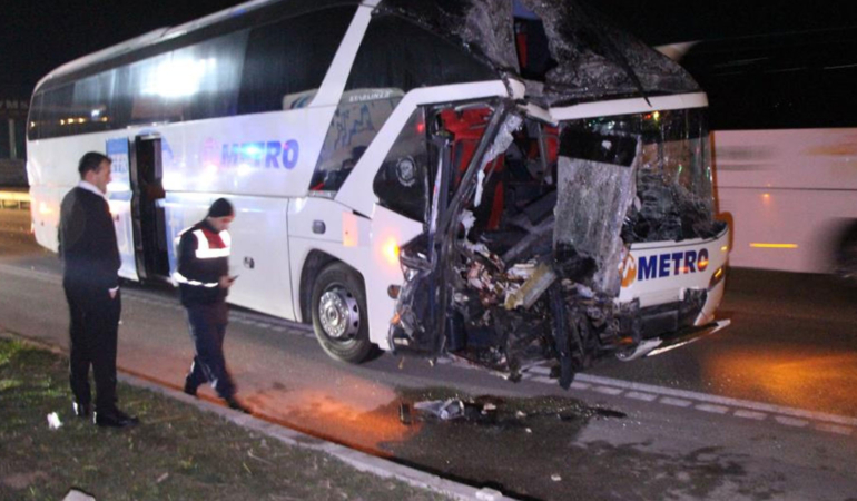 Amasya’da yolcu otobüsü ile tır çarpıştı: Çok sayıda yaralı var