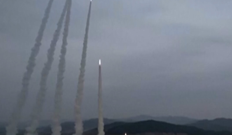 Canı sıkılan Kim Jong Un’dan balistik füzeli gövde gösterisi!