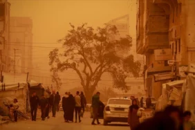 gazzedeki-kum-firtinasi-filistinlilerin-hayatini-daha-da-zorlastirdi-133952-20260314.webp.webp