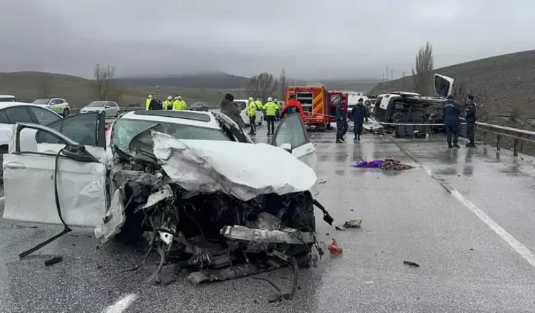 Hafif ticari araca çarptı; baba ve oğlu öldü, 4 yaralı