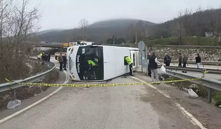İşçi servisi  devrildi: 1 ölü, 20 yaralı