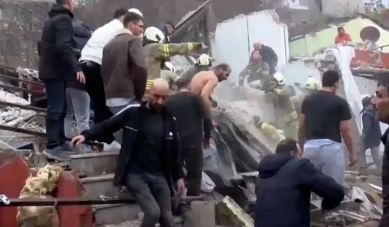 İstanbul Fatih'te bina çöktü: Mahsur kalanlar var, ekipler bölgede