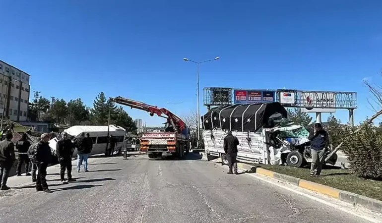 Kamyonet ile minibüs çarpıştı 4 yaralı