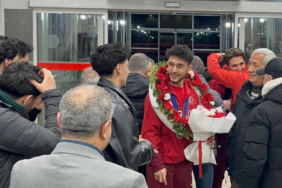 milli-sporcu-furkan-akar-ciceklerle-karsilandi-vsux.jpg