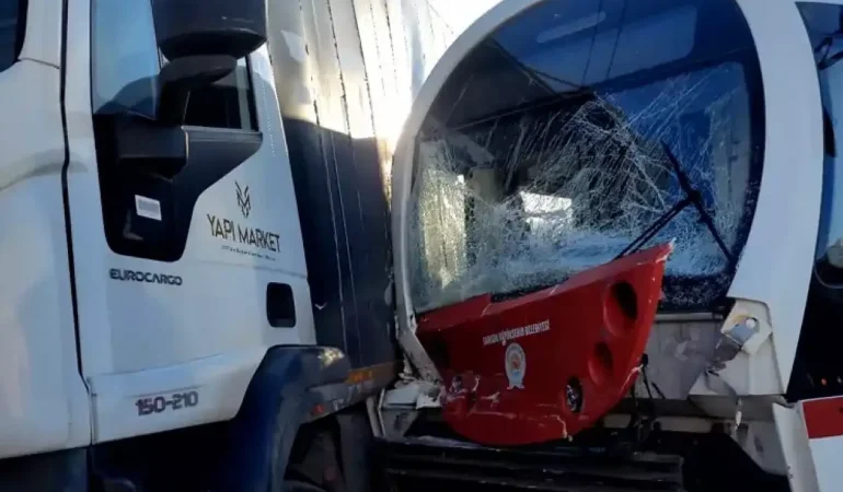 Tramvay ile kamyon çarpıştı; 3 yaralı