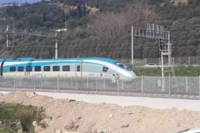 Trenin çarptığı yaya hayatını kaybetti
