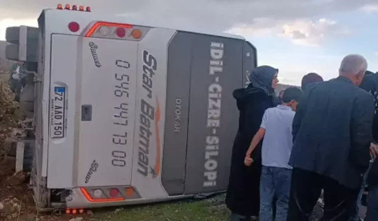 Yolcu midibüsü devrildi: 13 yaralı