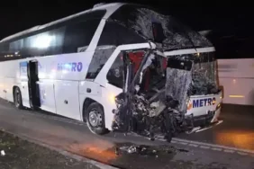 Yolcu otobüsü, TIR'a çarptı; 11 yaralı