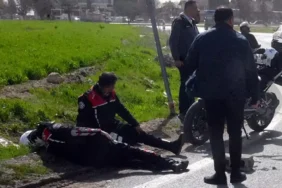 Babasından izinsiz aldığı otomobille polislere çarptı: 2 yaralı