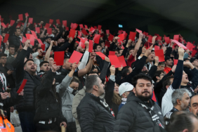 besiktas-taraftarindan-kirmizi-kartli-protesto-g6gq.jpg