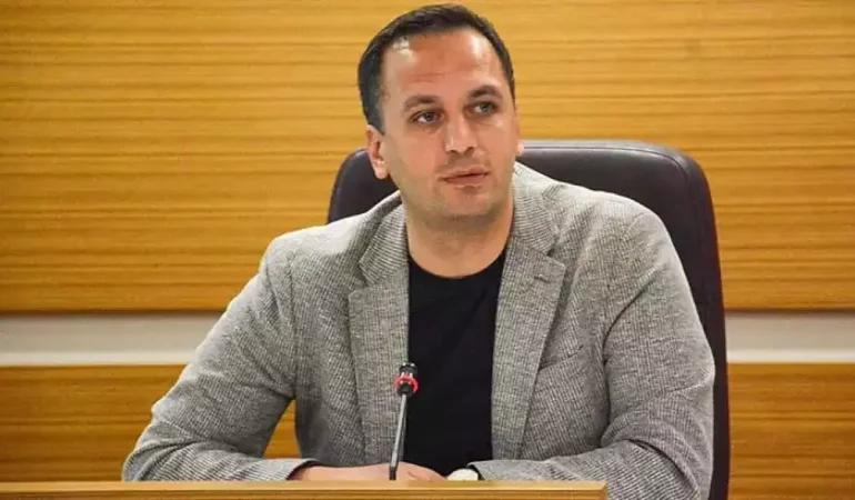 Bornova Belediye Başkanı 'dolandırıcılık' ve ‘resmi belgede sahtecilik’ suçlarından gözaltına alındı