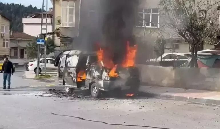 Hafif ticari araç alev alev yandı
