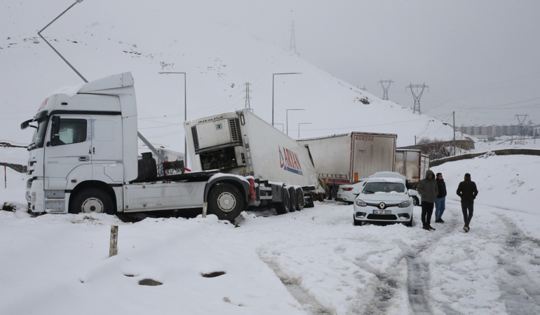 Kar yağışı zincirleme kazaya neden oldu! Bitlis’te 7 kişi yaralandı