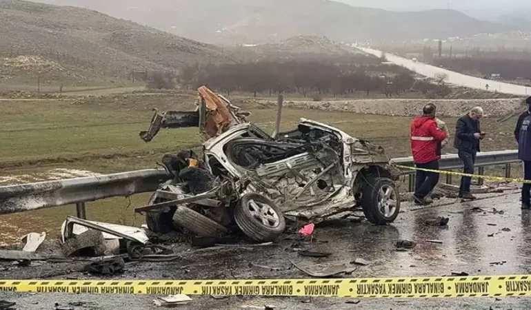 Otomobil ile TIR çarpıştı: 3 ölü, 1 yaralı
