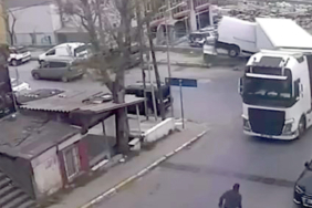 surucunun-el-frenini-cekmeyi-unuttugu-tir-minibuse-carpti-yf6o.jpg