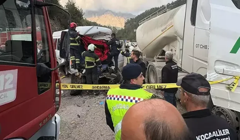 TIR ile minibüs çarpıştı: 7 ölü, 7 yaralı