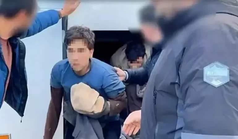 Yolcu otobüsünün bagajında 53 kaçak göçmen yakalandı