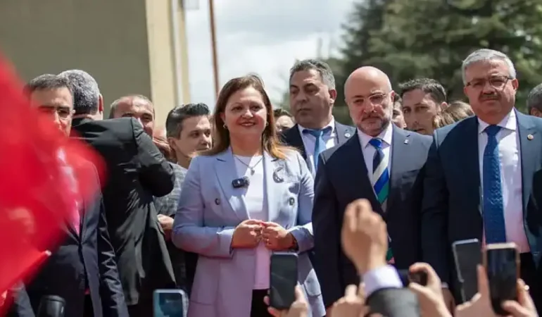 AK Parti’ye geçen Burcu Köksal’a, Afyonkarahisar Belediyesi önünde mehterli karşılama