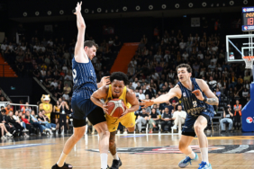 anadolu-efes-nefes-kesen-macta-mersin-sporu-maglup-etti-lyoj.jpg