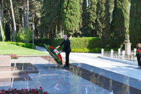 azerbaycanin-kurucu-lideri-haydar-aliyev-aniliyor-suay.jpg