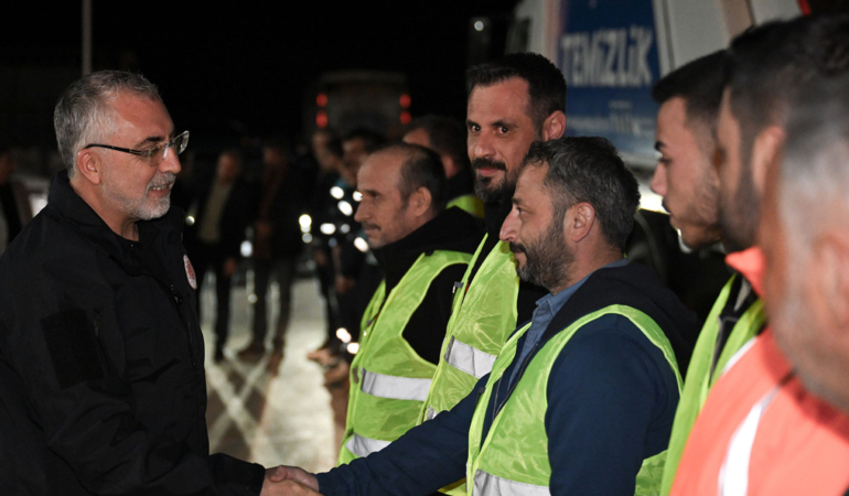 Çalışma ve Sosyal Güvenlik Bakanı Işıkhan, 1 Mayıs’ı işçilerle karşıladı