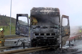 cekmekoyde-bariyere-carpan-tir-alev-alev-yandi-1w5m.jpg