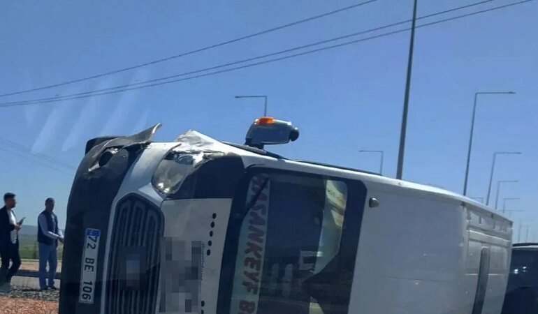 Minibüs ile otomobil çarpıştı: 5 yaralı