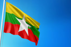 myanmarda-katliam-gibi-kaza-kamyon-devrildi-16-kisi-hayatini-kaybetti-ow8n.jpg