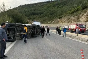 Otomobil ile minibüs çarpıştı: 12 yaralı