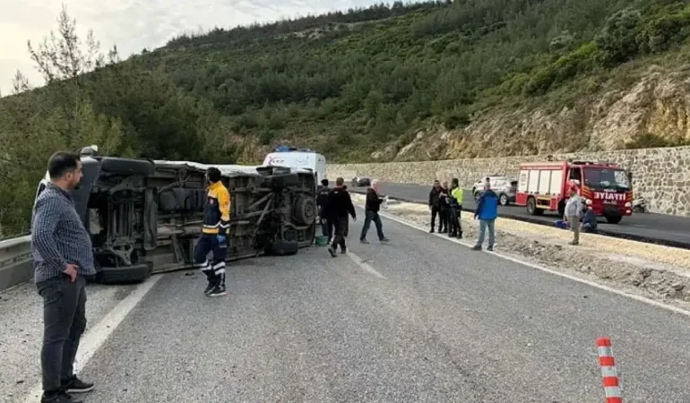 Otomobil ile minibüs çarpıştı: 12 yaralı