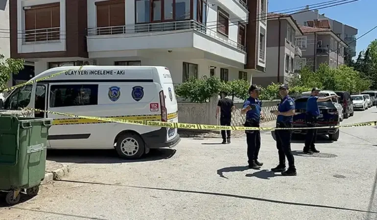 Polis, parkta elleri kanlı buldu; anne ve babasını öldürdüğü ortaya çıktı