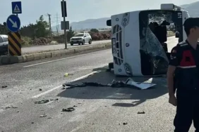 Rus öğrencileri taşıyan servis midibüsü devrildi: 17 yaralı