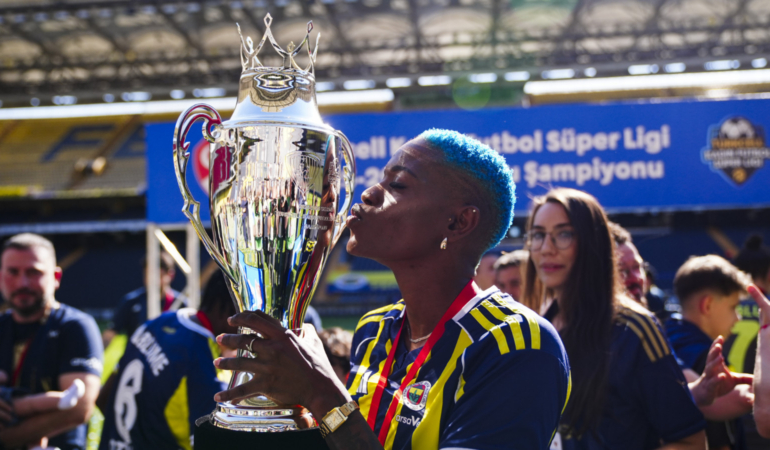 Şampiyon Fenerbahçe, kupayı Kadıköy’de aldı