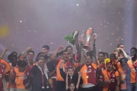 Şampiyon Galatasaray Kupasını Kaldırdı