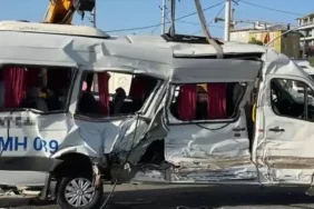 TIR ile çarpışan işçi servisi devrildi: 8 yaralı