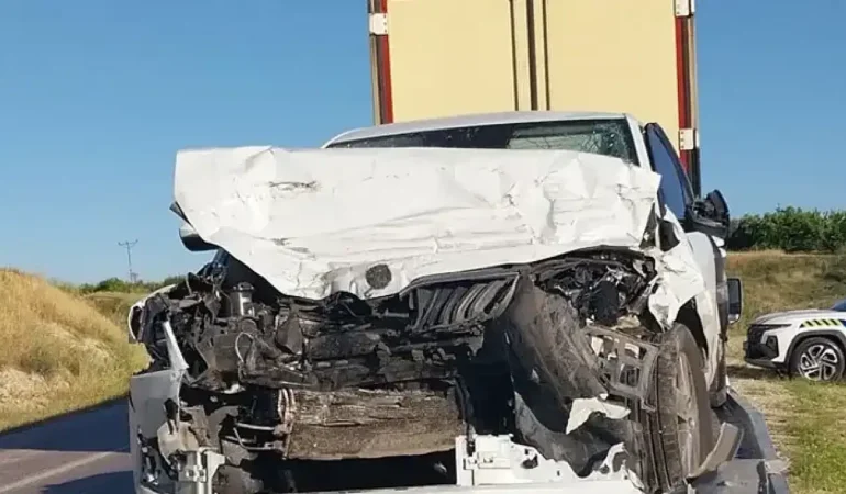 TIR'la çarpışan otomobildeki anne ve kızı öldü, baba ağır yaralı