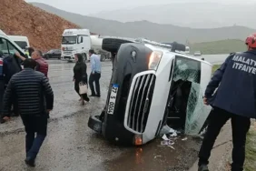 Yolcu minibüsü devrildi: 12 yaralı