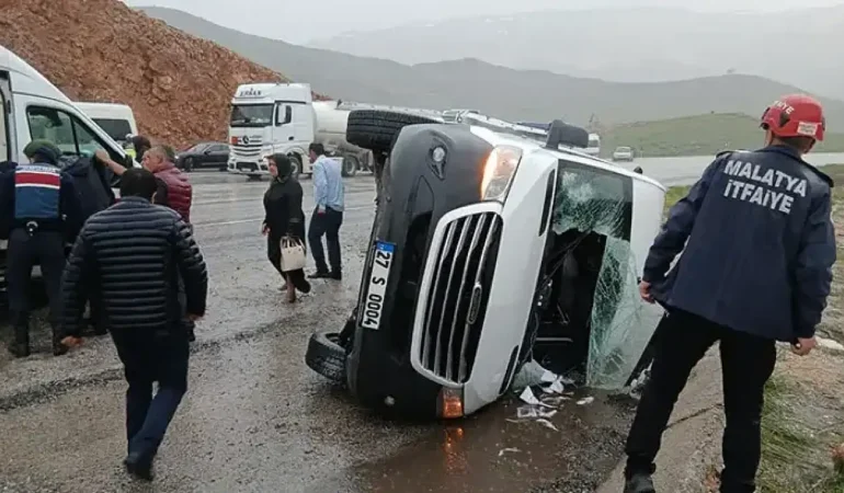Yolcu minibüsü devrildi: 12 yaralı
