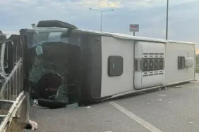 Yolcu otobüsü refüje çarpıp devrildi: 36 yaralı