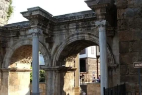 1900-yillik-hadrian-kapisi-antalya-tarihine-isik-tutuyor-122241-20260829.webp.webp