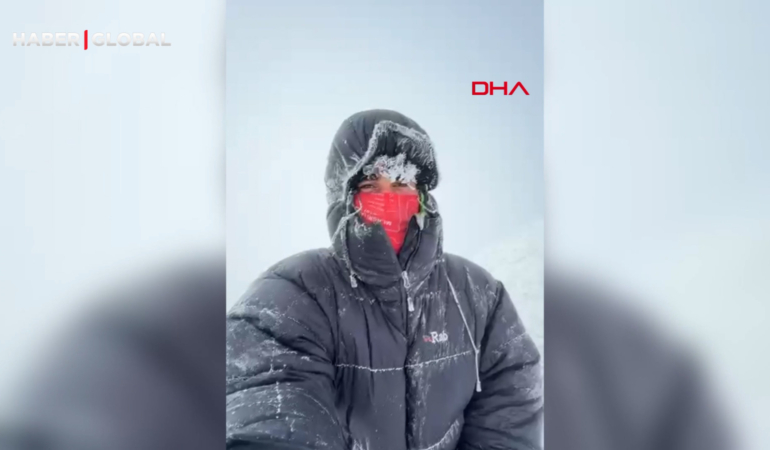 Ağrı Dağı’na tırmanan dağcıların saçlarını kırağı tuttu