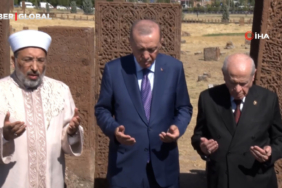 cumhurbaskani-erdogan-ve-mhp-lideri-bahceli-ahlat-selcuklu-kabristanini-ziyaret-etti-aekk.jpg