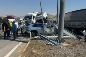 Freni boşalan TIR, kırmızı ışıkta bekleyen araçlara çarptı