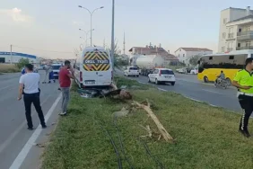 İşçi servisi refüjdeki reklam panosuna çarptı: 6 yaralı