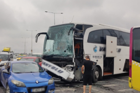 istanbulda-yolcu-otobusu-iett-otobusune-carpti-c3dp.jpg