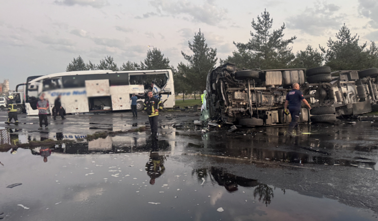 Kayseri’de yolcu otobüsü tankerle çarpıştı: 35 kişi yaralandı