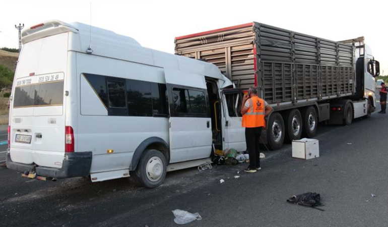 Malatya’da tarım işçilerini taşıyan minibüs tıra çarptı: 19 yaralı